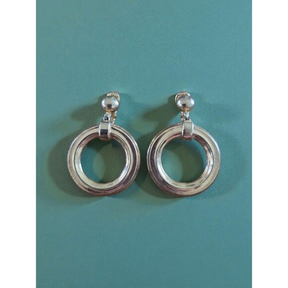 Vintage Signed Trifari Drop Earrings Gold Tone Donut Pierced - Picture 1 of 4